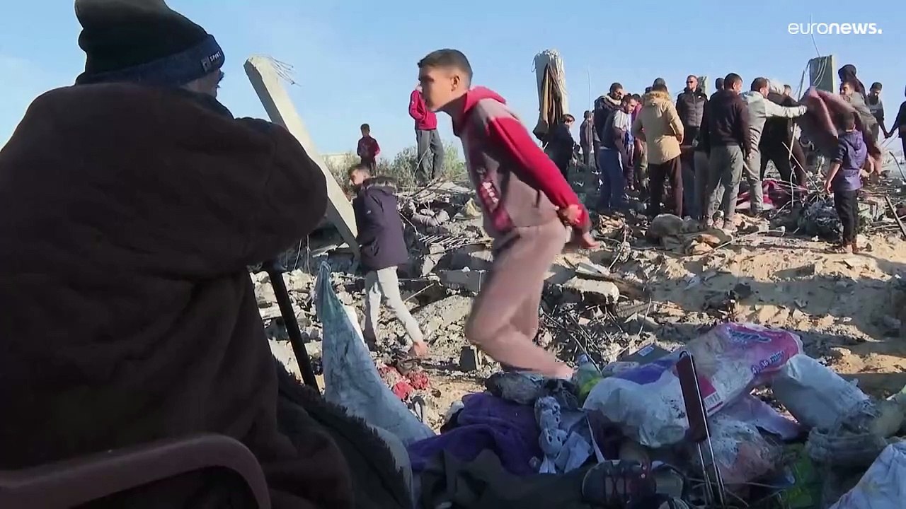 شاهد: انتشال جثامين عائلة كاملة من 30 فرداً في قصف إسرائيلي على منطقة المعراج جنوب غزة