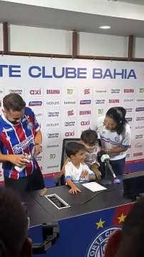 Vídeo: filhos de Everton Ribeiro roubam a cena ao cantar hino de time rival do Bahia; veja
