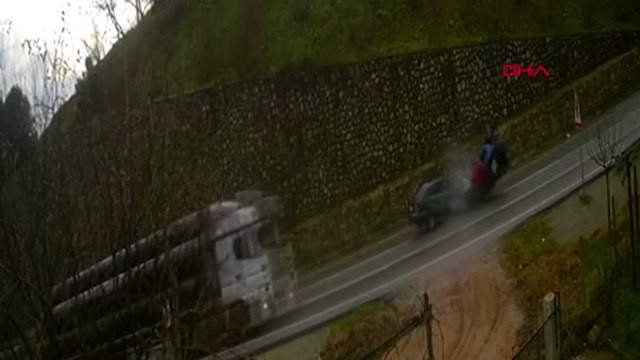 İki otomobilin kafa kafaya çarpıştığı kaza anı kamerada: 1 ölü, 2 yaralı