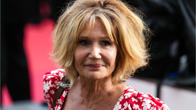 VOICI : Émue aux larmes, Clémentine Célarié revient sur son combat contre un cancer du côlon dans Sept à huit