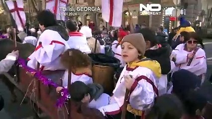 شاهد: وسط احتفالات صاخبة وترانيم.. جورجيا تحيي عيد الميلاد بمواكب "أليلو" التقليدية