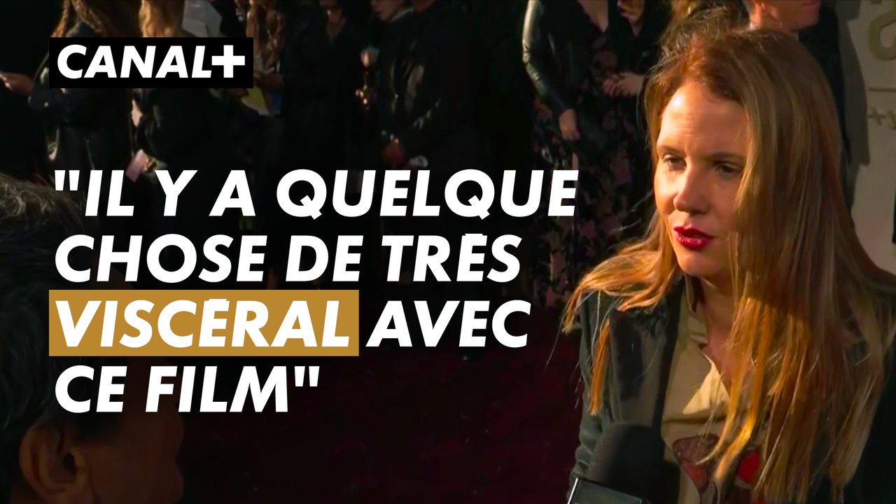 Justine Triet arrive sur le tapis rouge - Golden Globes 2024 - CANAL+