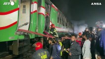 Incendio su un treno in Bangladesh, almeno cinque morti