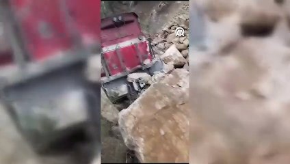 Demir yoluna düşen kayalar treni raydan çıkarttı