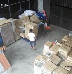 彩妆公司员工 CCTV监视下偷走数十万货品