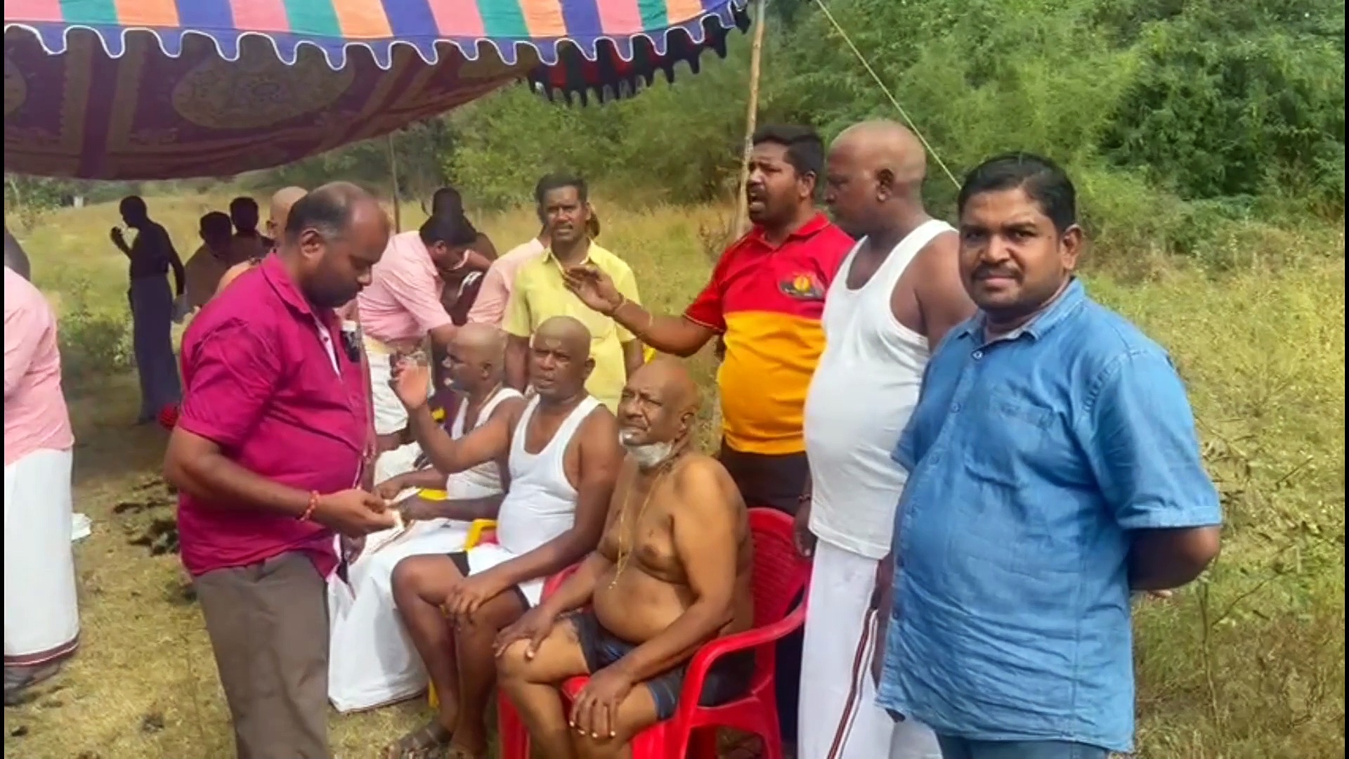 தருமபுரியில் கேப்டன் விஜகாந்துக்கு மொட்டை அடித்து ஈமச்சடங்கு செய்த 300 தொண்டர்கள்