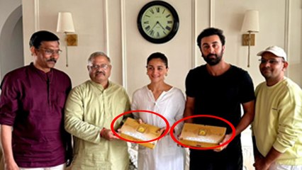 Ayodhya Ram Mandir Udghatan: Alia Ranbir Invitation Card मिलने पर Public Angry Reaction,Beef Eater..