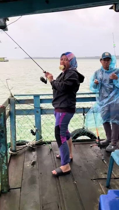 Masa tengah makan jagung lah dia nak datang