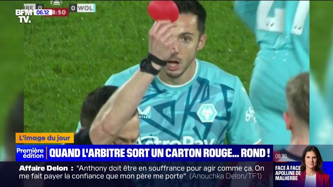 Quand un arbitre sort un carton rouge... rond lors d'un match de foot
