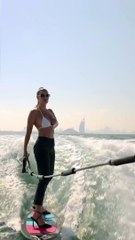 Topuklu ayakkabılarıyla sörf yaptı! Yok artık dedirtti…