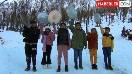 Şırnak'ta çocuklar leğen ve tepsilerle kayak yapmanın keyfini çıkardı