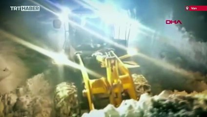 Van'da karla mücadele gece de devam ediyor