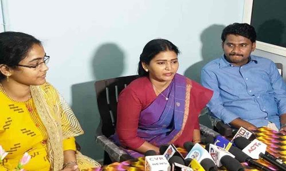 CM Jaganని అన్నా అంటూనే ఇరుకున పెట్టిన Jonnalagadda Padmavathi | Singanamala MLA | Telugu Oneindia