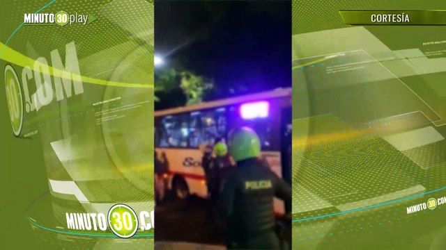 Pasajeros encerraron en un bus a presuntos ladrones en Medellín