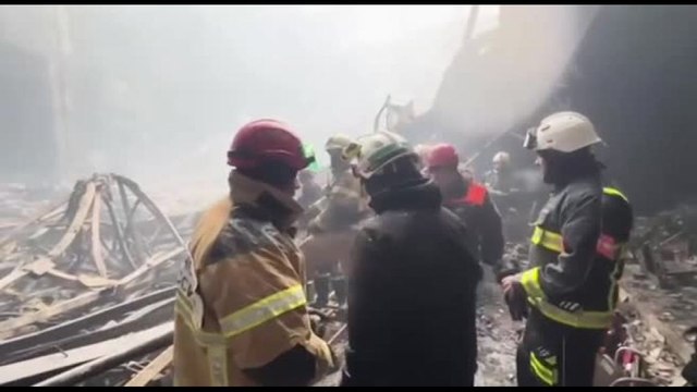 Attacco Mosca, le squadre di soccorso all'interno del Crocus City Hall