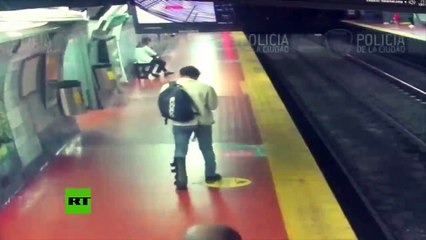 下载视频: #CCTV:  Hombre cae a las vías del metro por estar mirando su teléfono celular