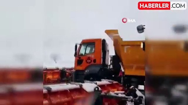 Tatvan'da kar yağışından dolayı köy yolları kapandı