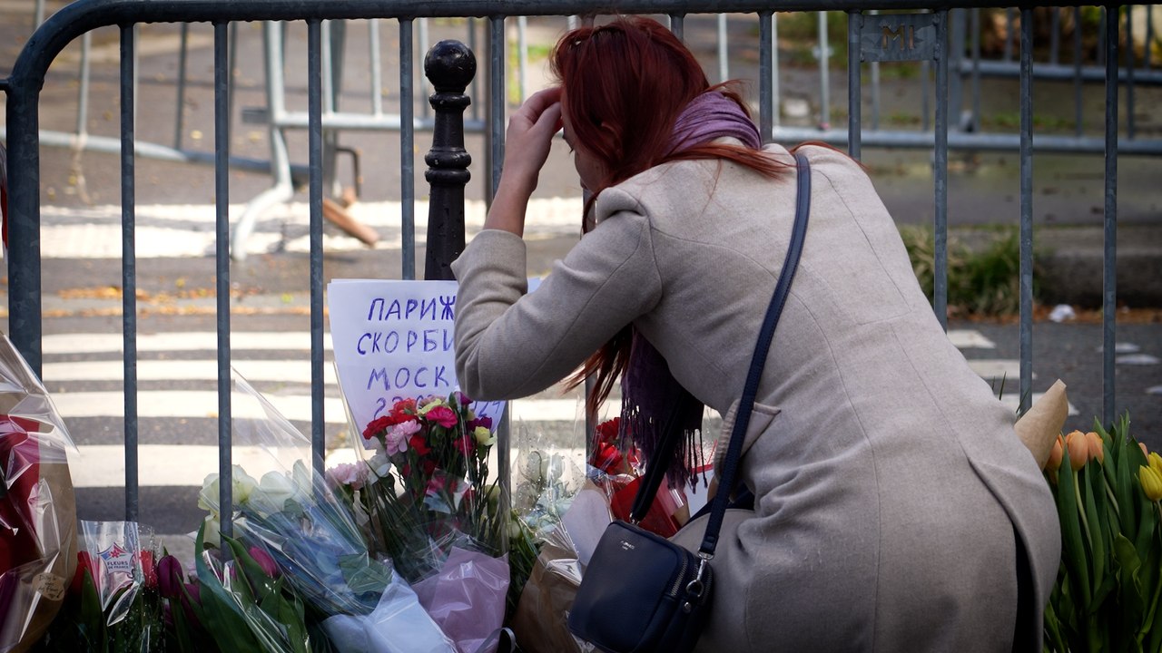 À Paris Les Russes « Sous Le Choc De Lattentat De Moscou Déposent