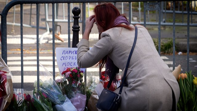À Paris, les Russes « sous le choc » de l’attentat de Moscou déposent des fleurs devant leur ambassade
