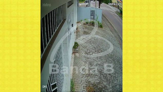Motociclista fica gravemente ferido após bater contra carro no Boqueirão