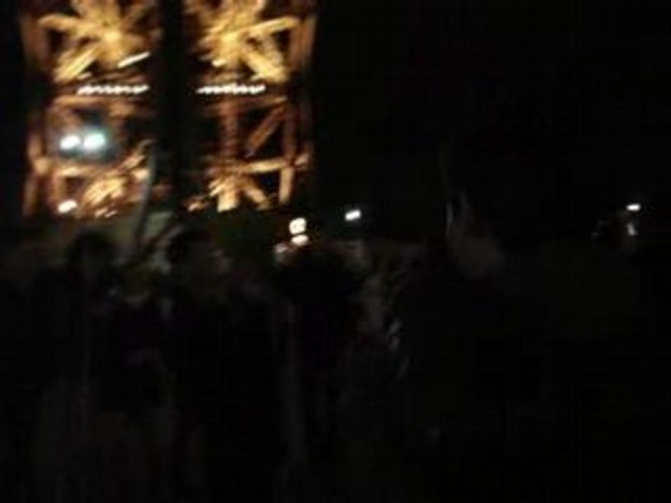 Pilou pilou aux pieds de la Tour Eiffel