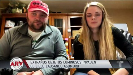 Descargar video: Cuadrillas de luminosos objetos voladores surcan el cielo causando pánico