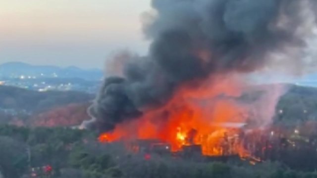 고양시 휴지제조 공장 화재...건물 7개 동 불타 / YTN