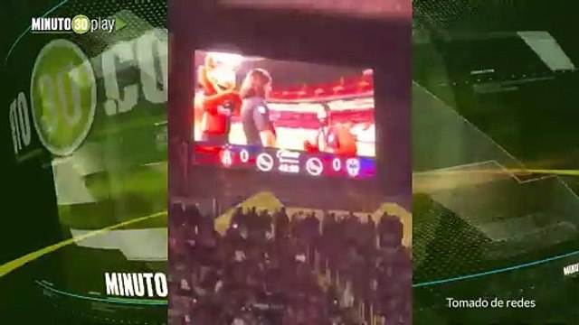 Soldado caído Quiso ser romántico y le pidió la mano a su novia en un estadio repleto