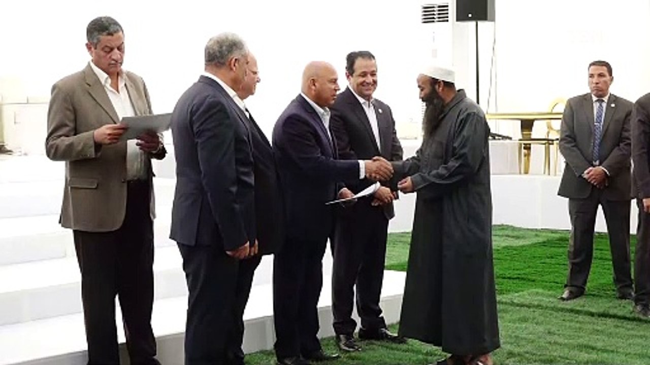 وزير النقل يسلم عقود 109 وحدات سكنية لمتضرري القطار الكهربائي السريع