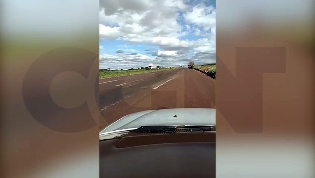 Carreta perde parte da carroceria na rodovia BR-163 em Cascavel