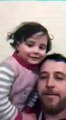 #VIRAL:  Padre sirio enseña a su hija a reir en medio de bombardeos