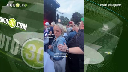 La curiosa reacción de un hombre al confundir a su esposa con otra mujer durante concierto