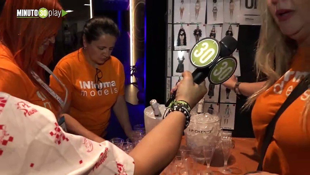 DETRÁS DE PASARELAS LO QUE SE VIVE MODELOS VESTUARISTASFOTOGRÁFOS