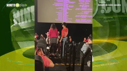 No todo es rosa entre empujes y jaladas de pelo, dos mujeres se agarran en el cine durante los créditos de Barbie