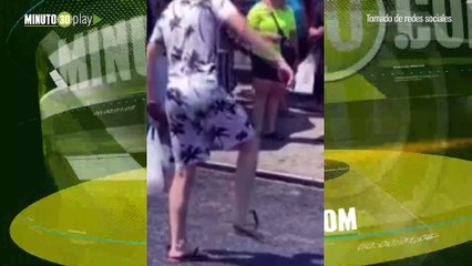 Era tal el calor que se le derritieron las chanclas al caminar