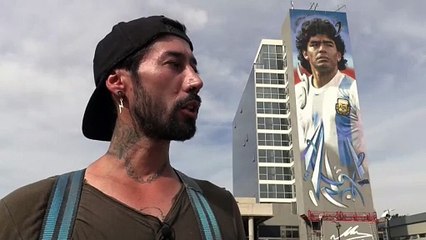 El rostro de Maradona roza la inmensidad de los cielos