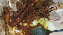 Makan sate ayam