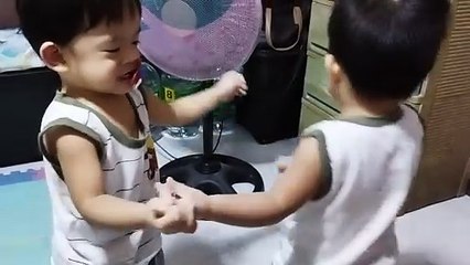 holding hands ang kambal ah