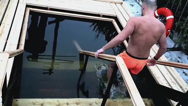 Baños helados para celebrar la Epifanía en las afueras de Moscú