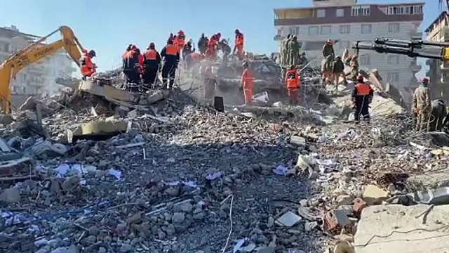 Rescatan a un niño en Turquía tras 182 horas atrapado entre escombros