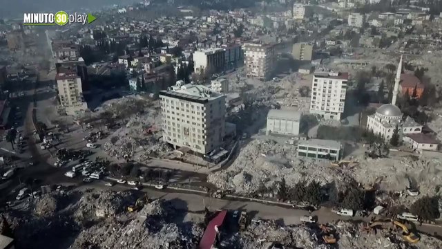 Rescatan a tres jóvenes en Turquía tras 198 horas atrapados entre escombros