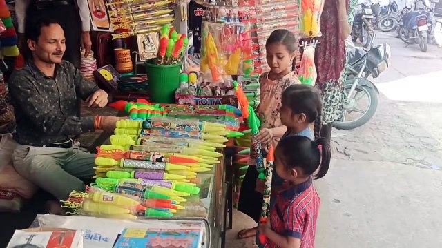 Market buzzing, huge sale of colors and gulal