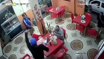 Hombre terminó de comer tranquilo cuando ladrones asaltaban restaurante en Ecuador