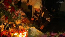 شاهد: مشيعون روس يضعون الزهور على نصب تذكاري مؤقت لضحايا هجوم موسكو