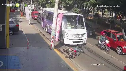Se durmió pa pararse Un motociclista fue atropellado por un bus en México