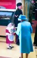 #VIRAL: Guardia golpea a pequeña que daba ramo de flores a la Reina Elizabeth