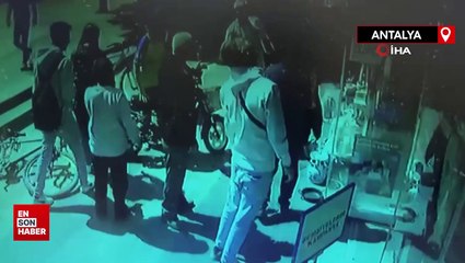 Antalya'da çocuk, elektrikli bisikletle birlikte vitrinden içeri girdi
