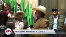 Campesinos se enfrentan a golpes en protesta de pintura de Emiliano Zapata