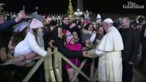Indignante la reaccion del Papa Francisco al golpear a una mujer luego de que esta lo jalara de la mano