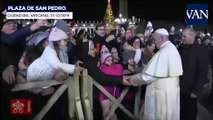 El 'manotazo' del Papa Francisco a la mano de una mujer